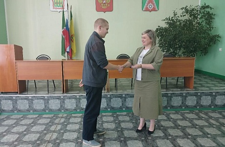 И.о. главы Камешкирского района вручила ключи от жилого дома ребёнку-сироте