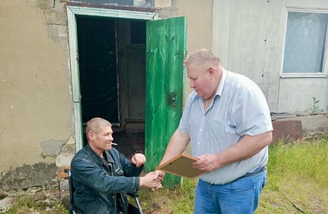 Глава Камешкирского района Дмитрий Мануковский вручил Благодарность за мужество, самоотверженность, преданность Отечеству Молчанову Андрею Юрьевичу  