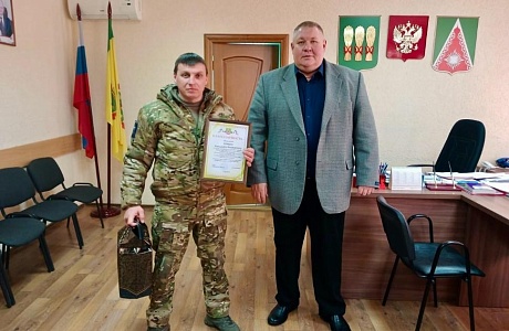 Глава Камешкирского района Дмитрий Мануковский вручил благодарность Александру Юткину за его мужество, самоотверженность и беззаветную преданность Родине