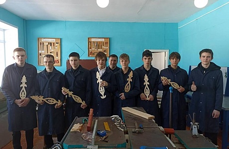 Камешкирские школьники попробовали себя в роли столяров