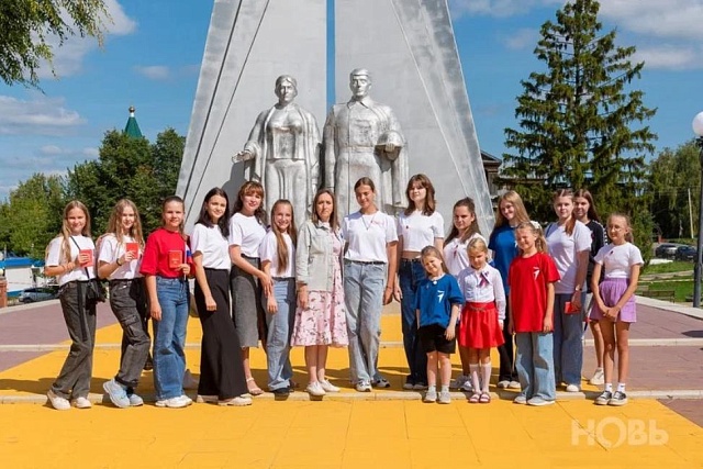 В селе Русский Камешкир прошёл торжественный митинг в честь Дня Государственного флага