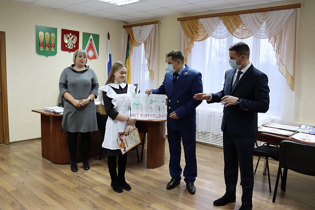  Глава администрации Камешкирского района Павел Мигин совместно с прокурором Камешкирского района Евгением  Мараевым наградили участников  творческого конкурса  «Скажем коррупции-НЕТ» 