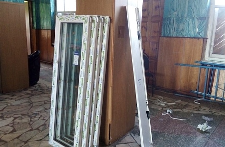 В Лапшовском  сельском доме культуры начались работы по установке новых оконных блоков 
