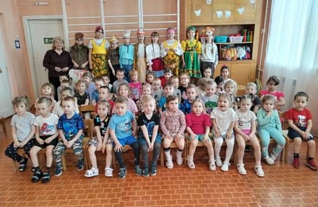 Обучающиеся театральной студии «Театр и дети» показали дошкольникам постановку «Маша и Медведь»