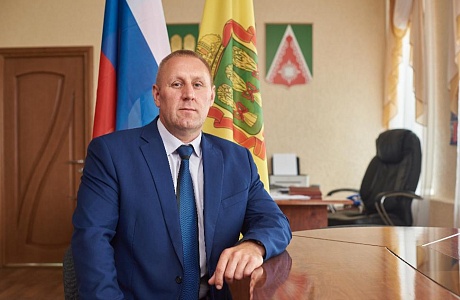 И.о.Главы администрации Камешкирского района Сергей Коновалов поздравляет с Международным Днем пожилых людей