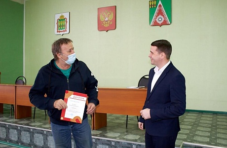 Глава администрации Камешкирского района Павел Мигин вручил тренеру ДЮСШ Влалимиру Чумакову диплом Министерства Физической культуры и спорта Пензенской области Глава администрации Камешкирского района Павел Мигин вручил тренеру ДЮСШ Влалимиру Чумакову диплом Министерства Физической культуры и спорта Пензенской области