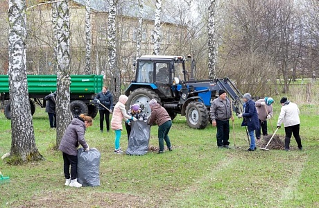 В рамках весеннего месячника по благоустройству населённых пунктов состоялся субботник