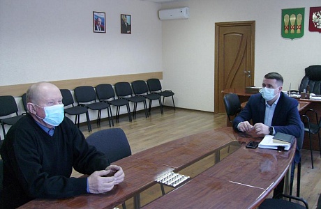 Глава администрации Камешкирского района Павел Мигин встретился с директором ООО «Надежда» Иваном Антошкиным