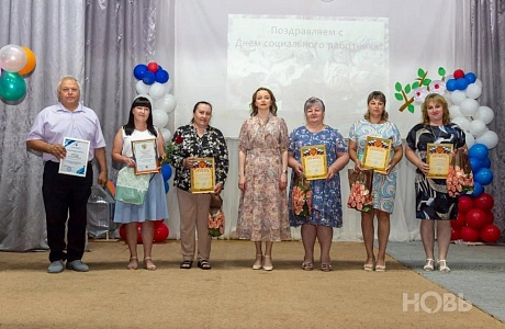 В преддверии праздника Дня социального работника в Камешкирском Доме культуры состоялась праздничная концертная программа