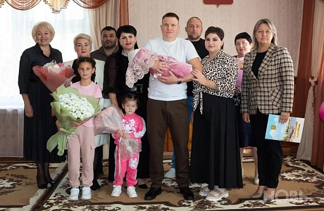 Торжественное вручение свидетельства о рождении
