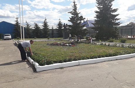 Сотрудники администрации Камешкирского района провели уборку прилегающей территории