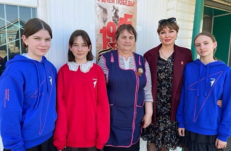 Активисты Движения Первых поздравили ветеранов Отдела образования Камешкирского района