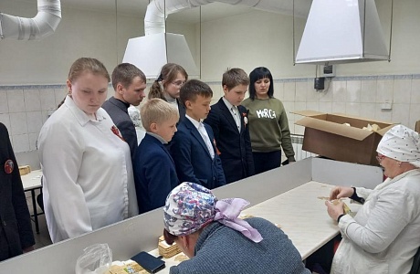 Ученики Кулясовского филиала побывали на предприятиии ООО «Цветущий луг»