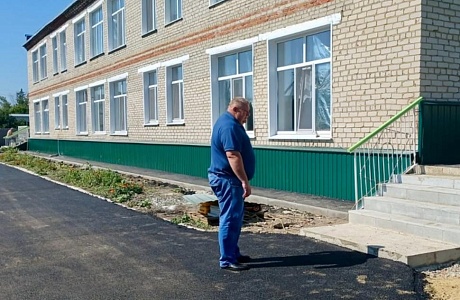 В детском саду №1 села Русский Камешкир завершается ремонт цоколя, отмостки и входных групп