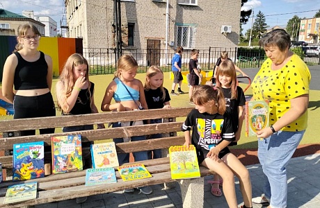 Акция «С книжкой на детской площадке»