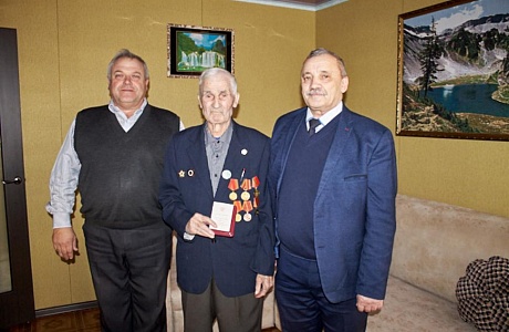 Вручение юбилейной медали в честь 75-летия Великой Победы фронтовику Борису Пимоновичу Федину Вручение юбилейной медали в честь 75-летия Великой Победы фронтовику Борису Пимоновичу Федину