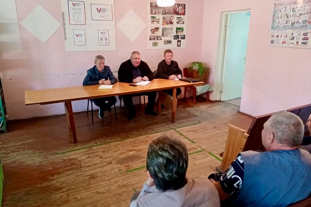 Глава Камешкирского района Дмитрий Мануковский встретился с жителями сел Алексеевка, Дубровки и деревни Дмитриевка