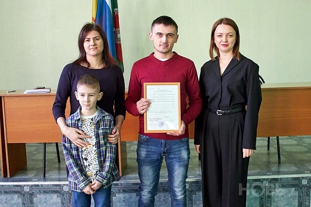 Глава администрации Камешкирского района Ольга Белянина торжественно вручила жилищные сертификаты Глава администрации Камешкирского района Ольга Белянина торжественно вручила жилищные сертификаты