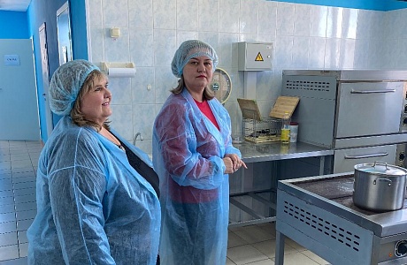Заместитель главы местной администрации проверила качество питания в школьной столовой
