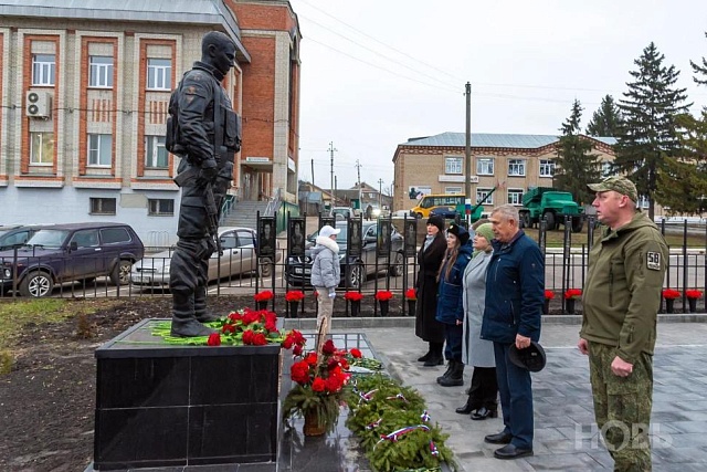 Глава Камешкирского района Дмитрий Мануковский поздравляет с Днем Героев Отечества