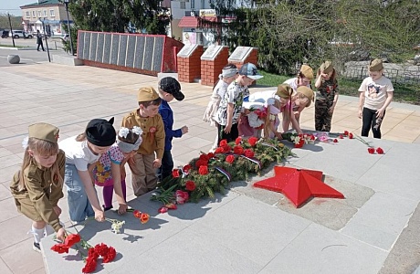 Дошкольники возложили цветы к памятникам погибшим войнам Дошкольники возложили цветы к памятникам погибшим войнам