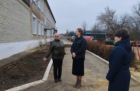 Глава администрации Камешкирского района Ольга Белянина проконтролировала ход работ по ремонту кровли здания детского сада №1 в с.Русский Камешкир Глава администрации Камешкирского района Ольга Белянина проконтролировала ход работ по ремонту кровли здания детского сада №1 в с.Русский Камешкир
