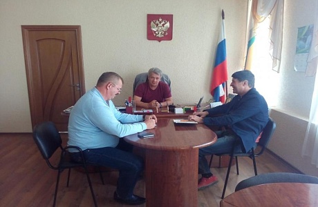 Глава администрации района Сергей Хазов в ходе личного приема встретился с руководством ООО Агроком-Альянс по вопросу привлечения инвестиций