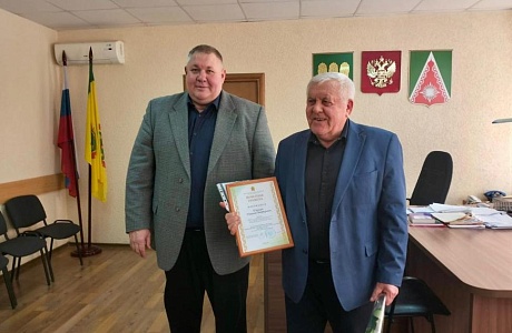  Глава Камешкирского района вручил директору ООО "Камешкирский комбикормовый завод" Николаю Викторовичу  Терехину Почётную грамоту Министерства сельского хозяйства Пензенской области