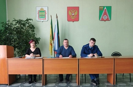 В администрации Камешкирского района прошло очередное заседание Комиссии по делам несовершеннолетних и защите их прав с участием заместителя прокурора Искандера  Апкаева
