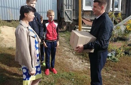 Многодетным малообеспеченным семьям и гражданам старше 65 лет, состоящим на социальном обслуживании Камешкирского района вручаются продуктовые наборы Многодетным малообеспеченным семьям и гражданам старше 65 лет, состоящим на социальном обслуживании Камешкирского района вручаются продуктовые наборы