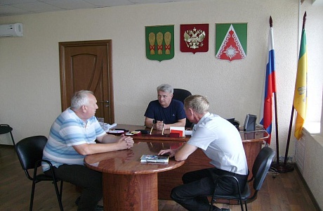 Глава администрации Камешкирского района Сергей Хазов в ходе личного приема встретился с учредителем АО "Камешкирский сырзавод"