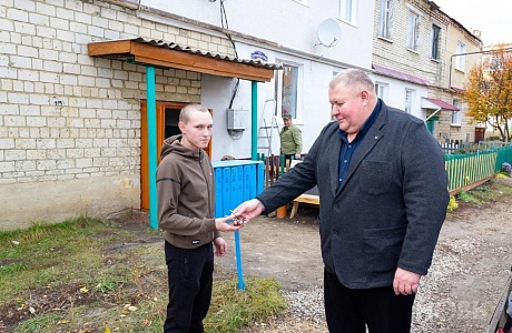 Глава Камешкирского района Дмитрий Мануковский вручил ключи от благоустроенной квартиры Кибячеву Владимиру Вячеславовичу Глава Камешкирского района Дмитрий Мануковский вручил ключи от благоустроенной квартиры Кибячеву Владимиру Вячеславовичу