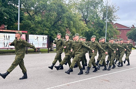 Участники сборов «Гвардеец» изучают основы военного дела Участники сборов «Гвардеец» изучают основы военного дела