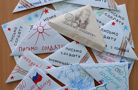Воспитанники детского сада пишут письма солдатам к Новому году