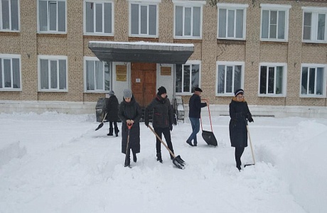 Работники администрации Камешкирского района приняли участие в расчистке общественных территорий от снега