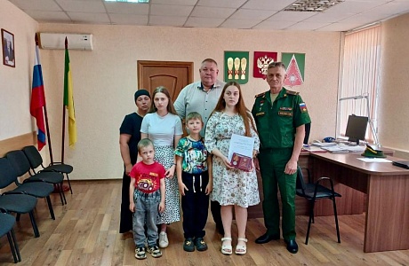 Глава Камешкирского района Дмитрий Мануковский вручил медаль «За храбрость» II степени 