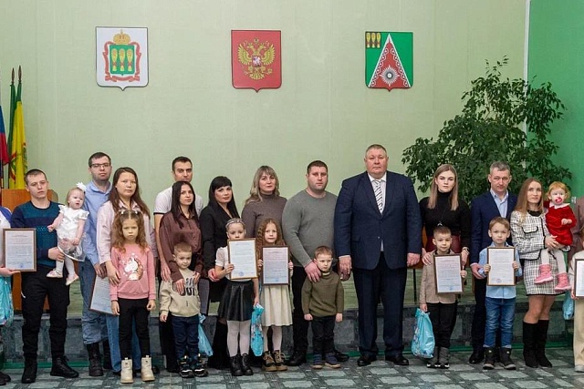 Участники жилищных программ получили сертификаты на улучшение жилищных условий Участники жилищных программ получили сертификаты на улучшение жилищных условий