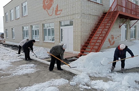 Продолжается благоустройство школьных территорий Продолжается благоустройство школьных территорий
