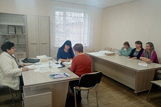 Глава администрации Русско- Камешкирского сельсовета Валентина Сорокина провела рабочее совещание со специалистами сельсовета по вопросам планерки в администрации Камешкирского района