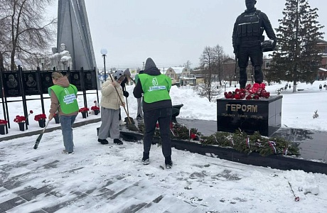 Субботник по уборке снега памятника героям СВО