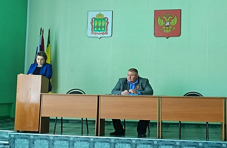 Глава Камешкирского района Дмитрий Мануковский провел оперативное совещание Глава Камешкирского района Дмитрий Мануковский провел оперативное совещание