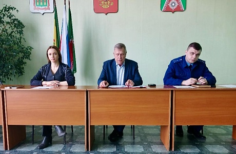 В администрации Камешкирского района состоялась 33 сессия Собрания представителей Камешкирского района пятого созыва