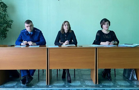 В администрации Камешкирского района  состоялось очередное заседание Комиссии по делам несовершеннолетних и защите их прав