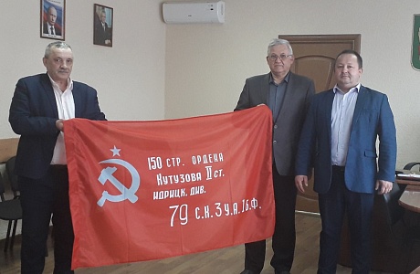 Передача копии Знамен Победы директорам общеобразовательных учреждений Камешкирского района Передача копии Знамен Победы директорам общеобразовательных учреждений Камешкирского района