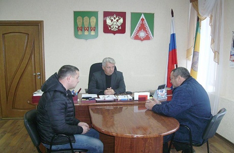Глава администрации Камешкирского района Сергей Хазов провел рабочее совещание с директором ООО "ТеплоЛидер"