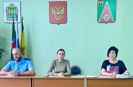 Заседание Комиссии по делам несовершеннолетних и защите их прав