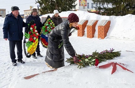 Торжественное возложение цветов в честь Дня защитника Отечества