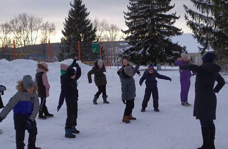 "Со снежной горки прокатись, на ватрушке закружись" "Со снежной горки прокатись, на ватрушке закружись" 