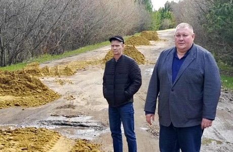Глава Камешкирского района Дмитрий Мануковский проверил ход работ по отсыпке и грейдированию дороги, соединяющей села Шаткино и Старый Чирчим