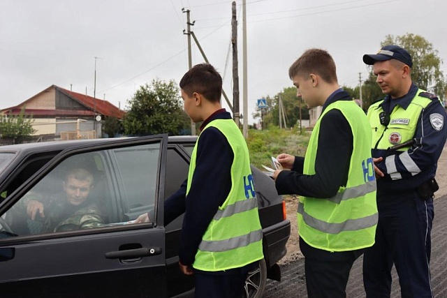 Учащиеся Камешкирской средней школы приняли участие в акции "Автокресло — детям!"